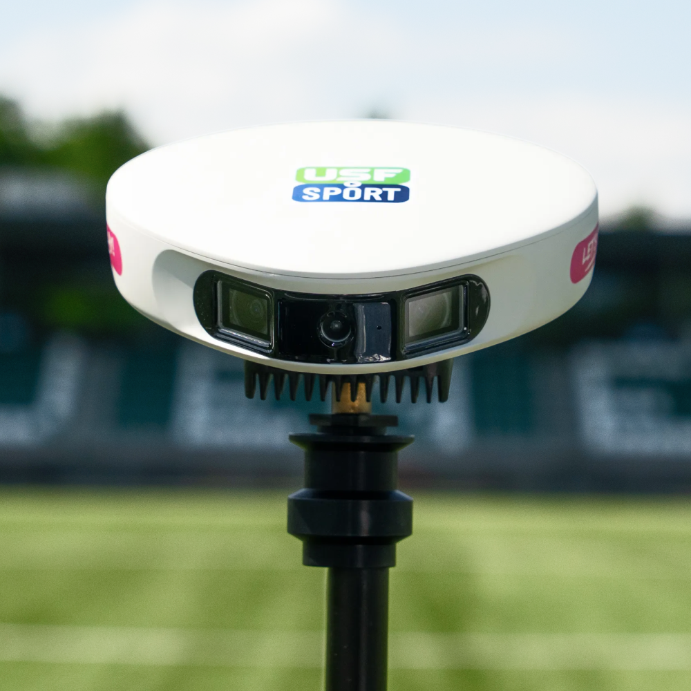 USF.Go mobiele AI-camera op statief langs het voetbalveld